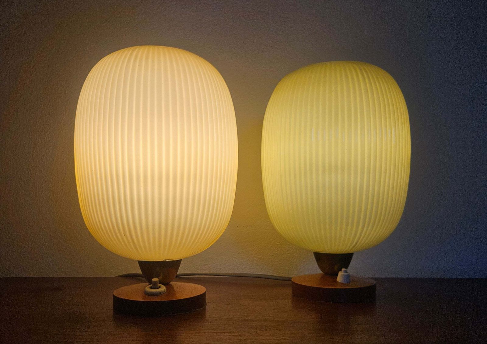 703.0 Paire rare de lampes de table, verre et bois, années 1960 photo
