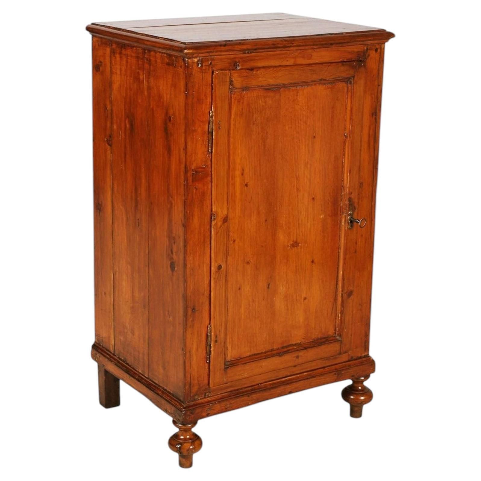 Antiek Lariks Kabinet uit een Venetiaanse Villa, Bassano del Grappa