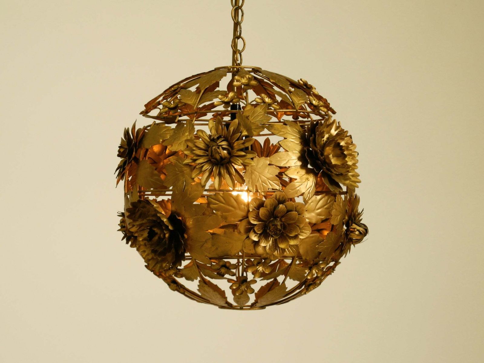 photo furniture Bloemvormige Regency Bolvormige Metalen Plafondlamp, jaren 1970, Regency
