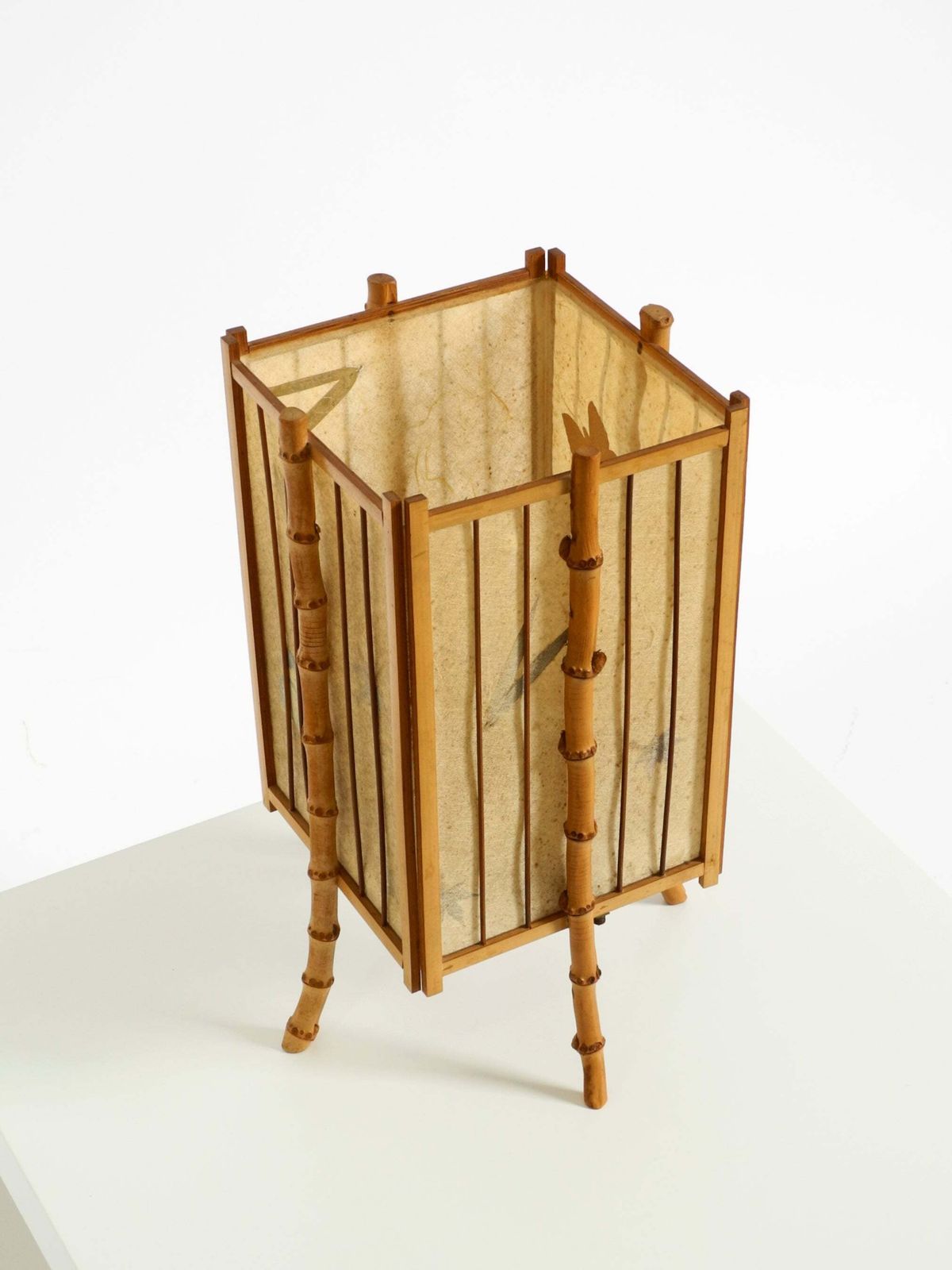 photo for sale Franse Mid-Century Modern Tafellamp van Bamboe en Perkamentpapier