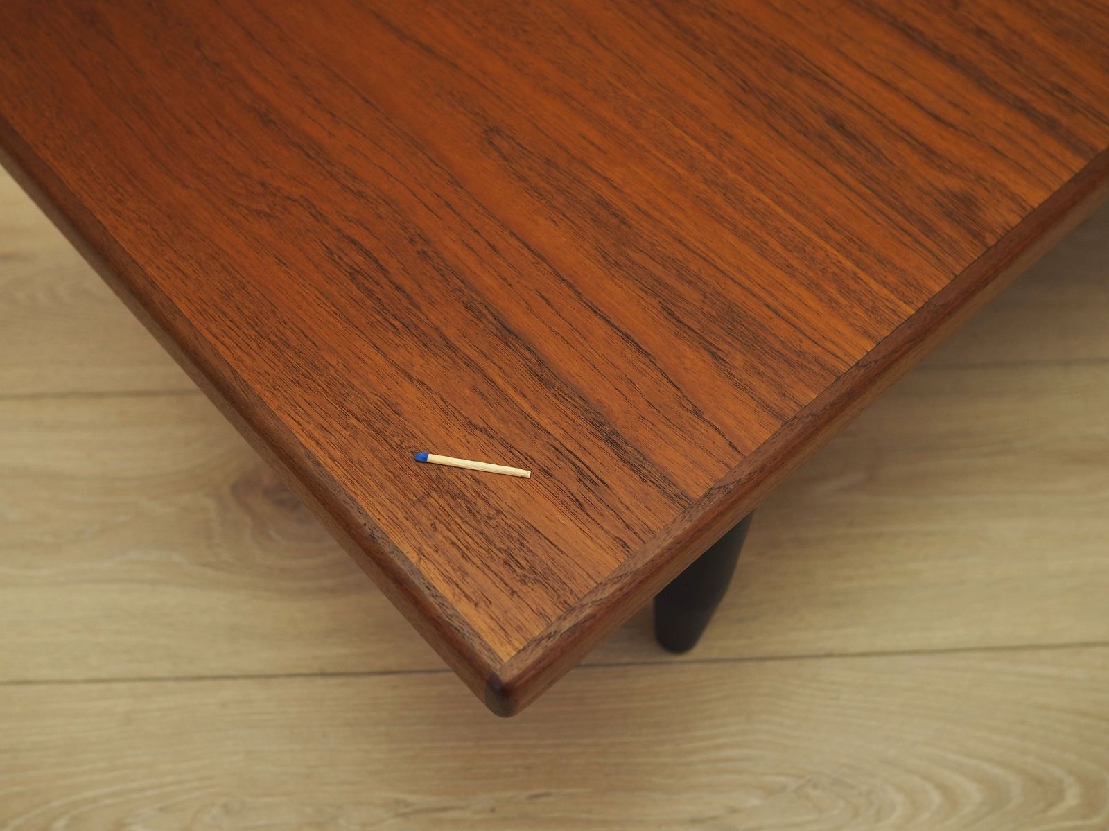 Deense Teakfineer Salontafel Met Zwarte Taps Toelopende Poten, jaren 1960 photo buy
