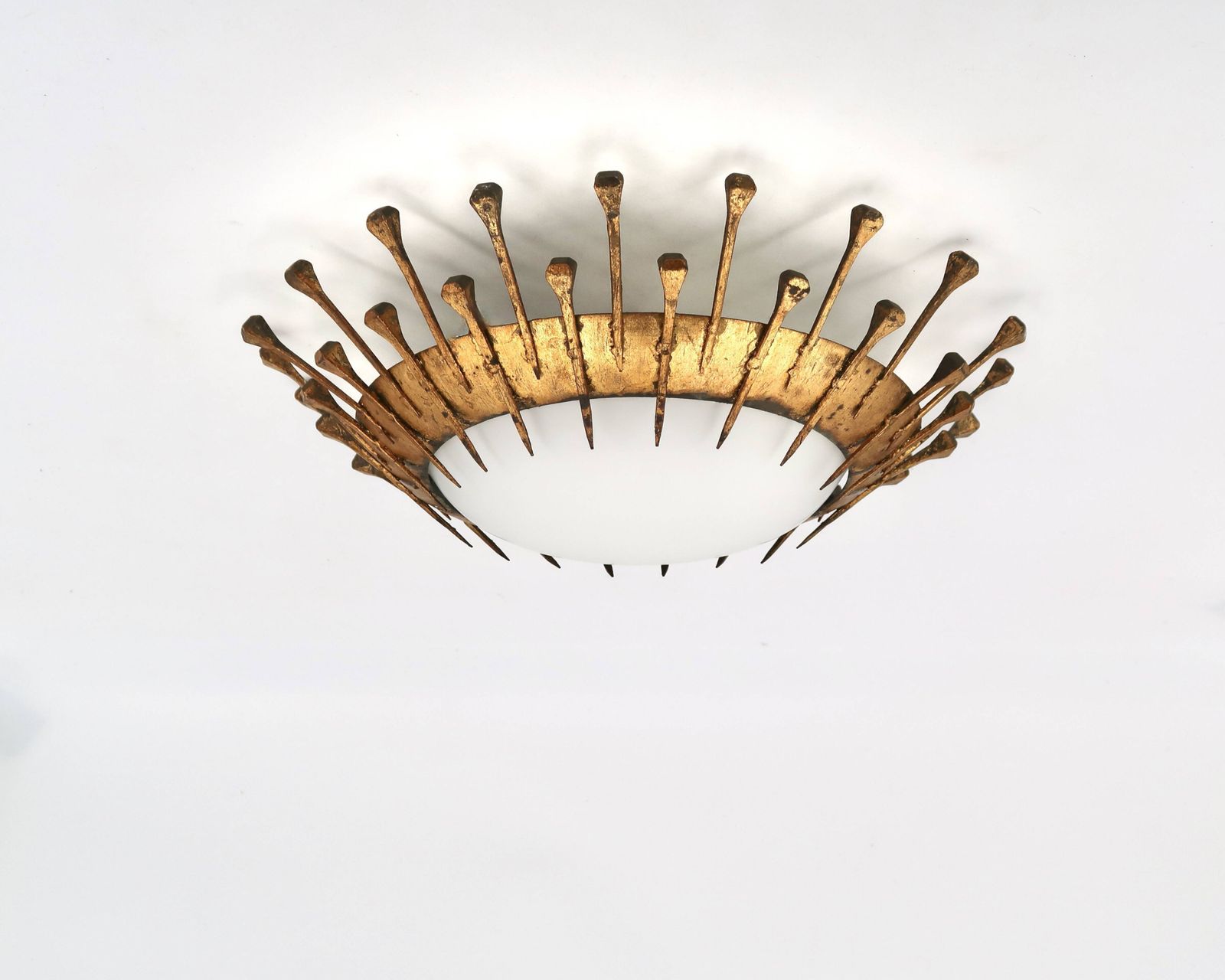 Plafondlamp met gesmeed gouden spijkers en opaalwit glas, jaren 1950.