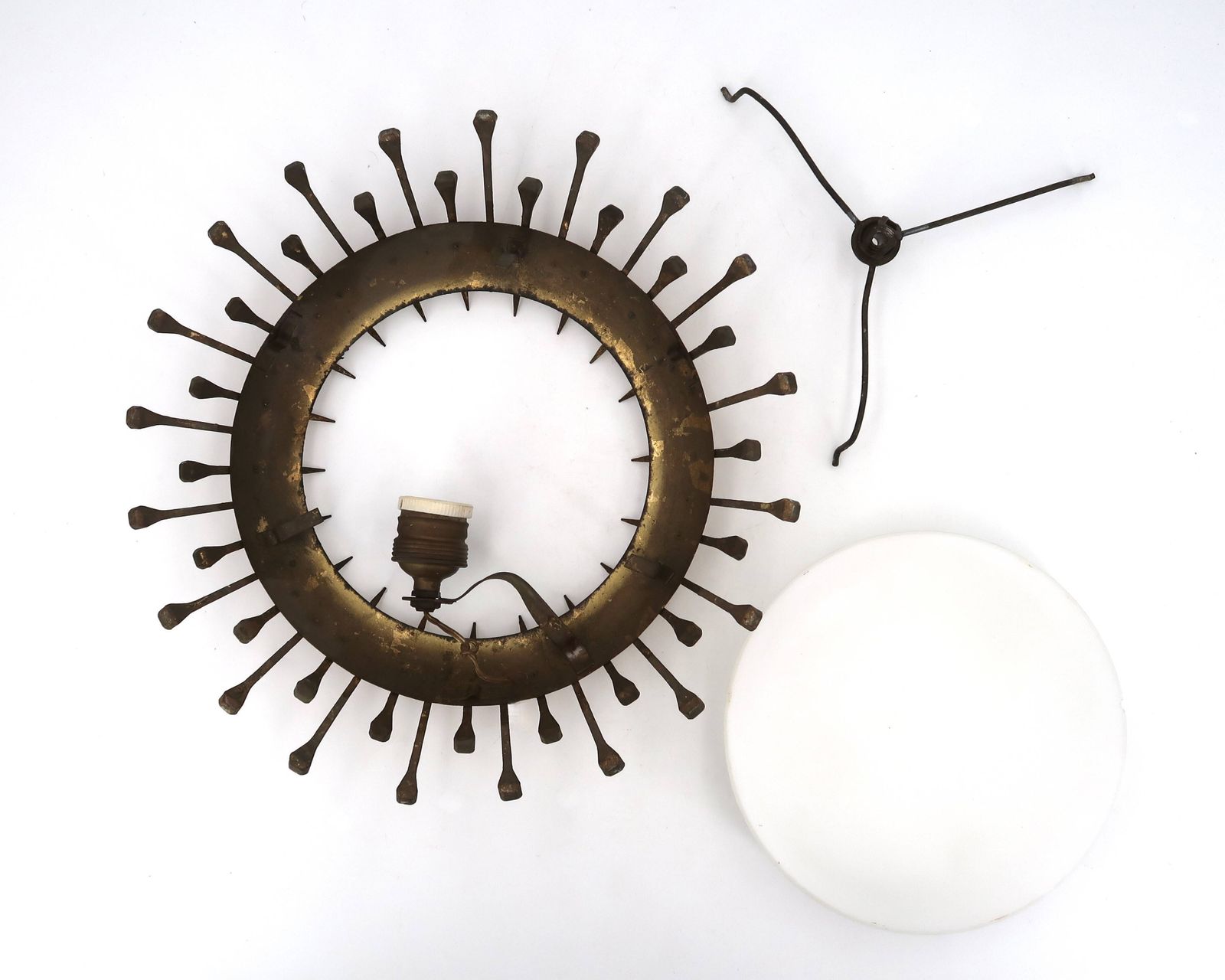 photo furniture Plafondlamp met gesmeed gouden spijkers en opaalwit glas, jaren 1950.