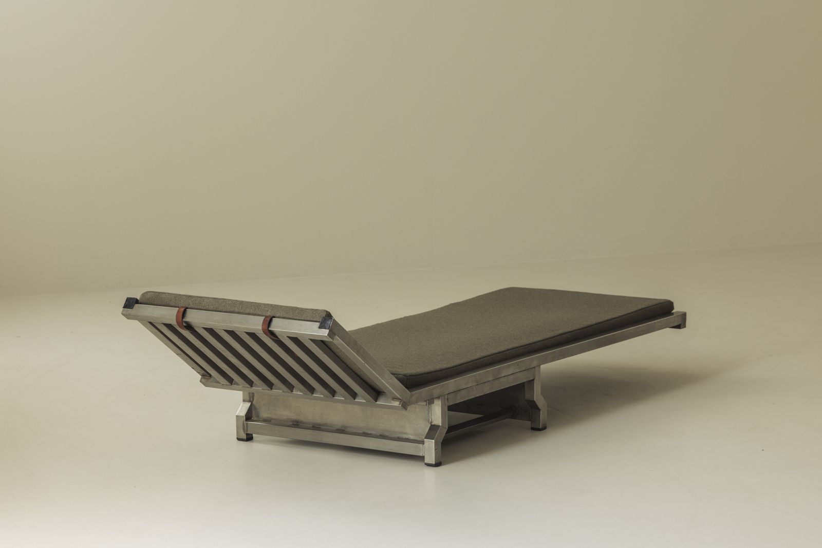 photo furniture Exceptional French Stainless Steel Modernist Daybed / Chaise Longue, 1970s.