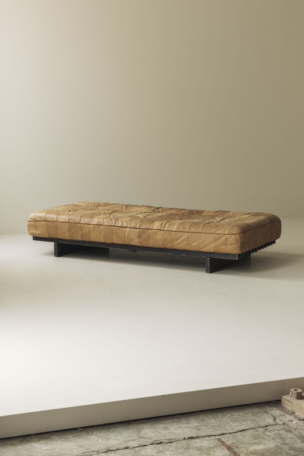 Cognackleurige DS 80 Daybed van De Sede met Rijke Patina, Zwitserland ca. jaren 1970 photo furniture