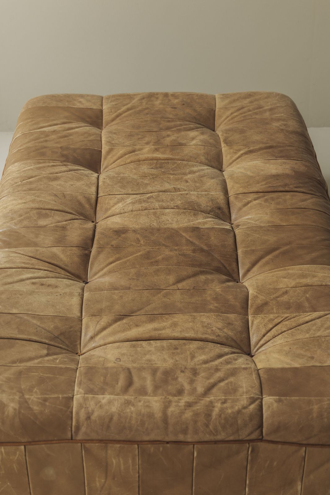 Cognackleurige DS 80 Daybed van De Sede met Rijke Patina, Zwitserland ca. jaren 1970 photo for sale