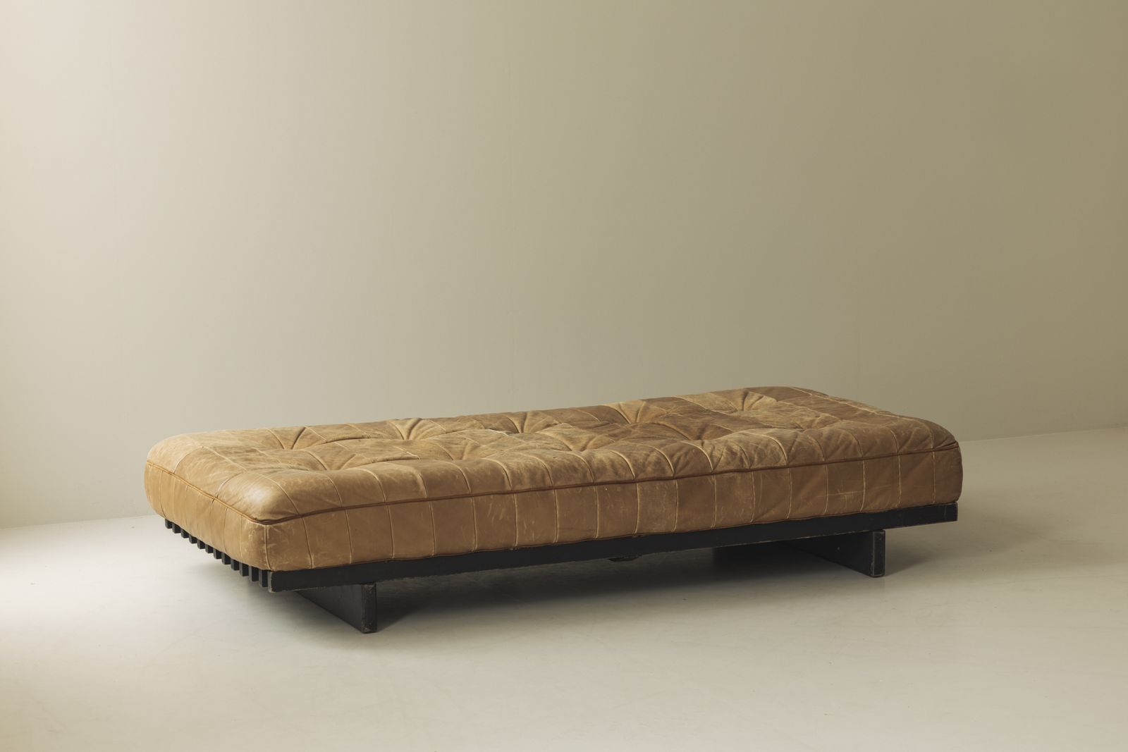 Cognackleurige DS 80 Daybed van De Sede met Rijke Patina, Zwitserland ca. jaren 1970 photo buy