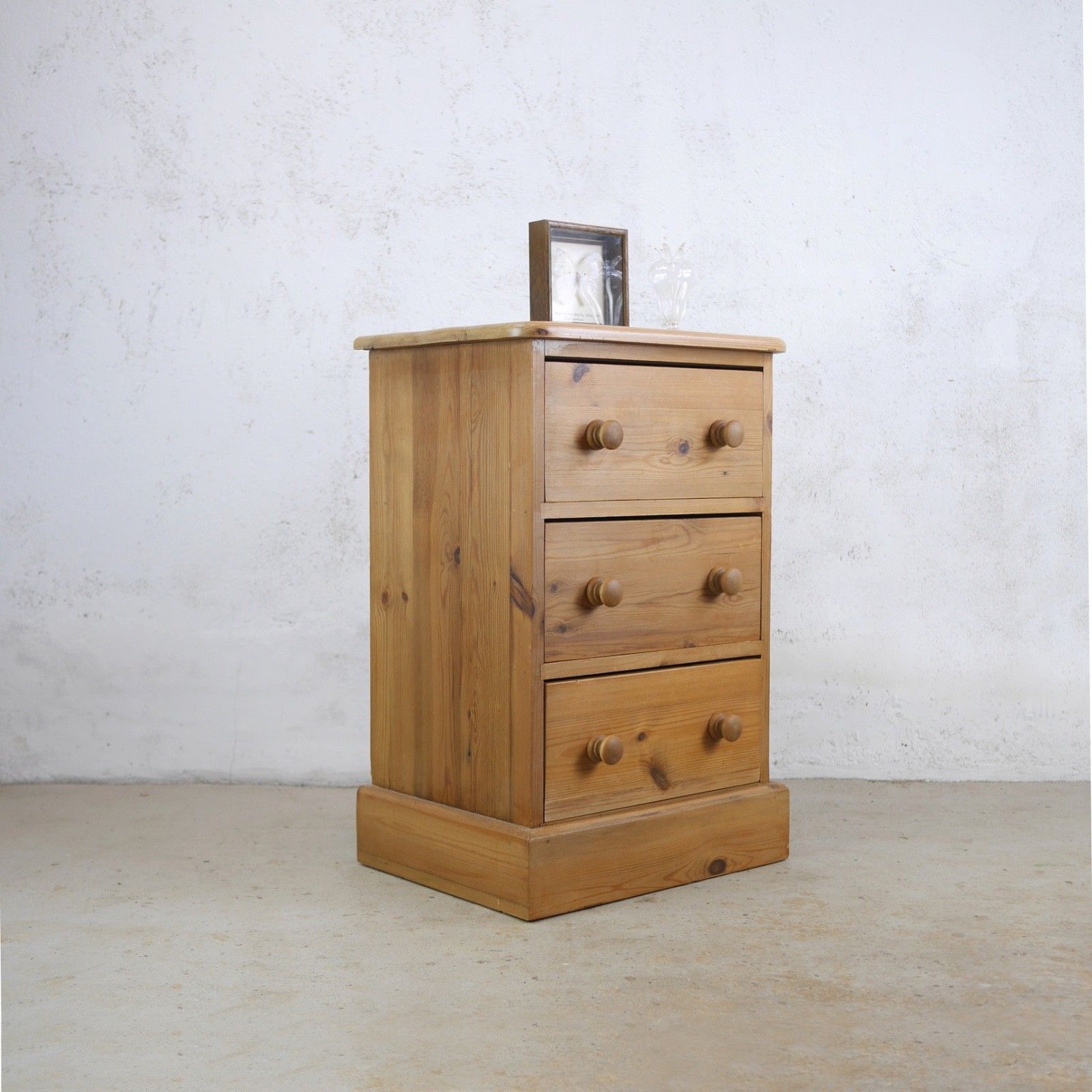 295.0 Pair Vintage Stripped Pine Bedside Tables Drawers #103293 photo