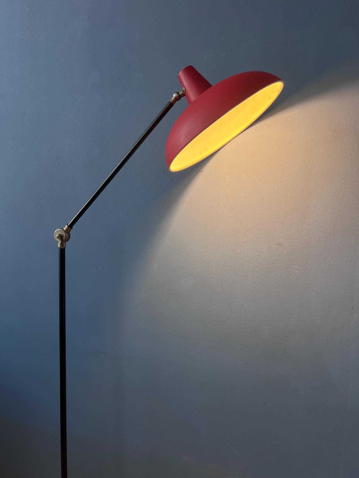 Vintage rode Anvia vloerlamp van J.J.M. Hoogervorst, verstelbare metalen lamp photo vinterior