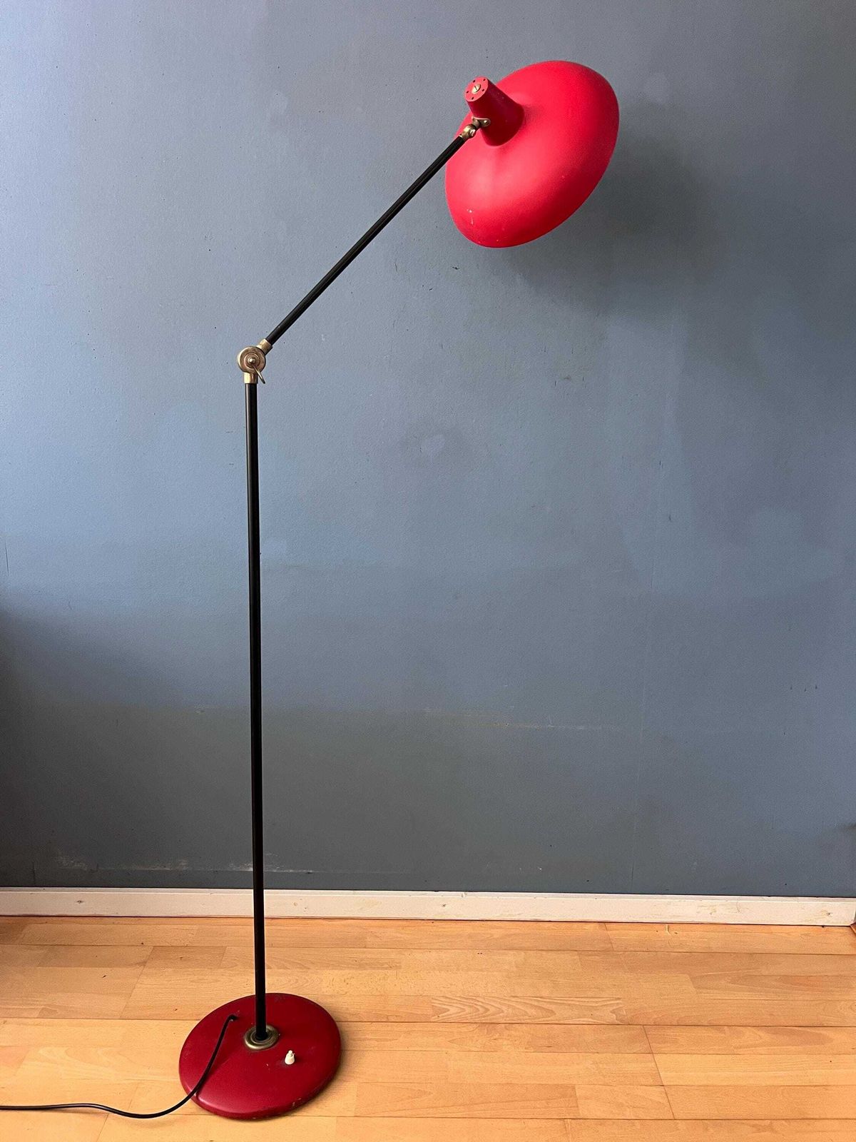 photo furniture Vintage rode Anvia vloerlamp van J.J.M. Hoogervorst, verstelbare metalen lamp