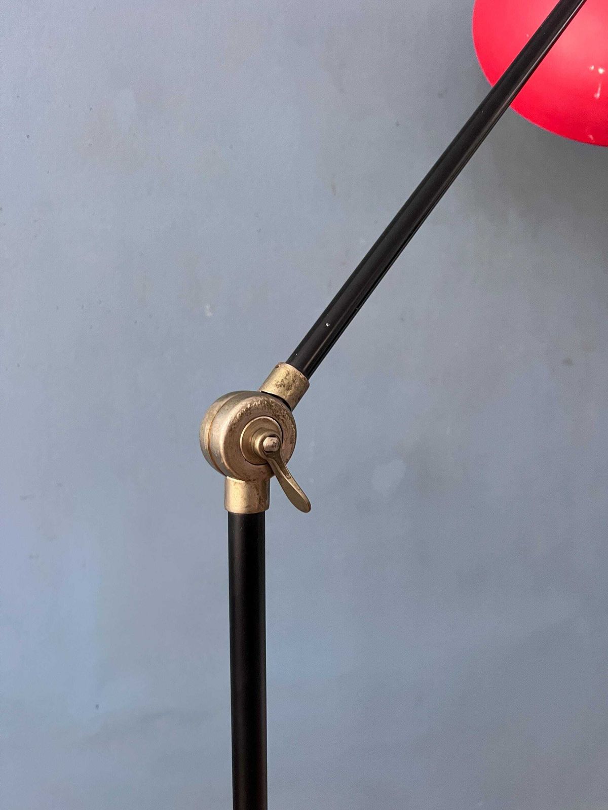 photo vinterior Vintage rode Anvia vloerlamp van J.J.M. Hoogervorst, verstelbare metalen lamp