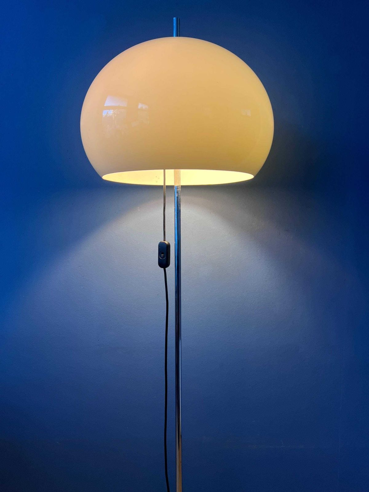 Vintage witte paddenstoellamp | Mid Century plexiglazen kap photo for sale