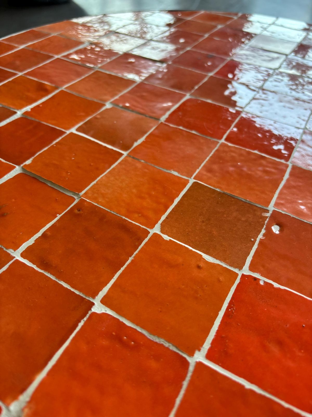 Marokkaanse ronde oranje Zellige salontafel 60 cm, handgemaakte mozaïektegeltafel, vierkante bijzettafel, oranje design, mediterraan woondecor. photo furniture
