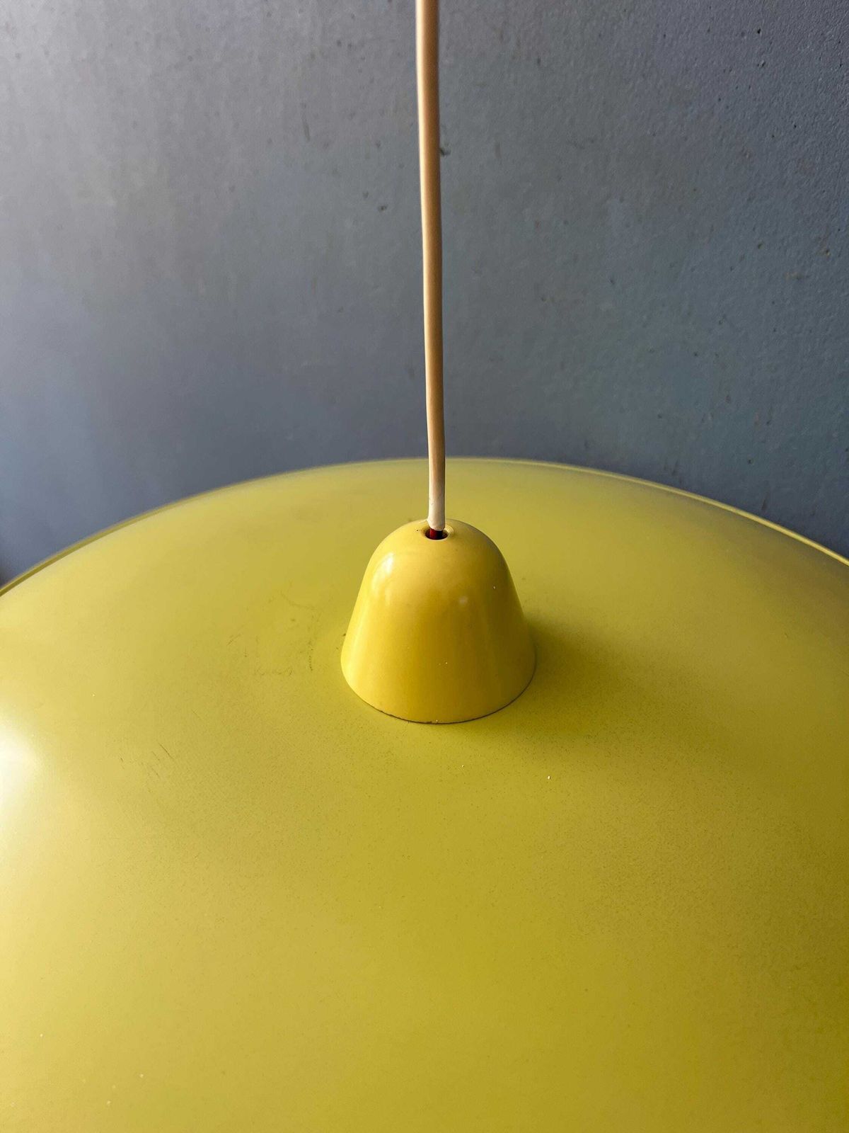 Verlichting Mid-Century Opaline Glazen Hanglamp Met Gele Metalen Kap photo