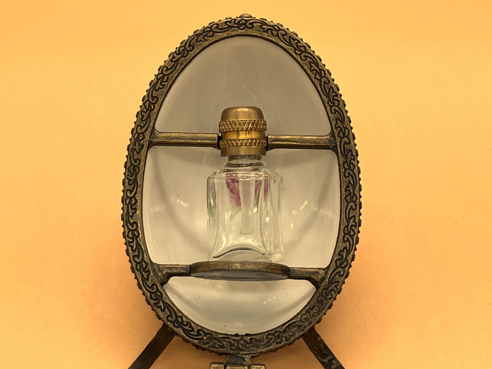 Limoges Porcelain France, eiervormige doos met glazen parfumflesje binnenin. photo for sale