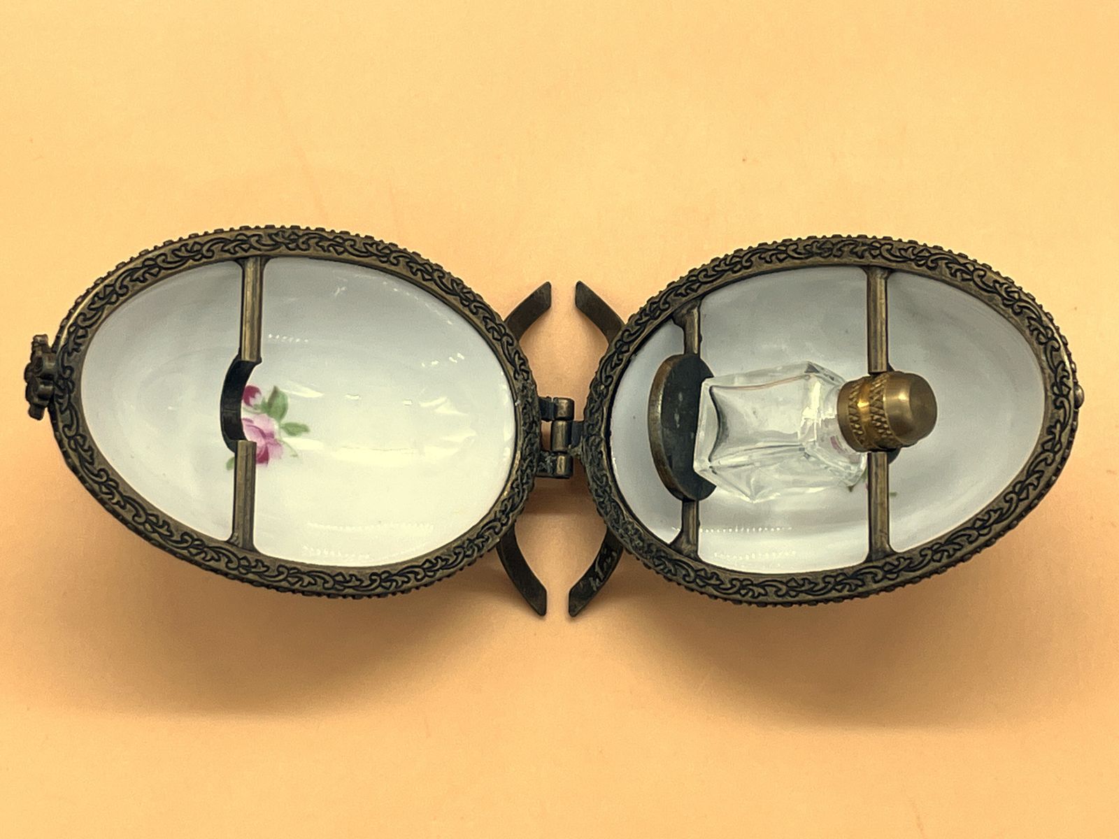 Limoges Porcelain France, eiervormige doos met glazen parfumflesje binnenin. photo Woonaccessoires