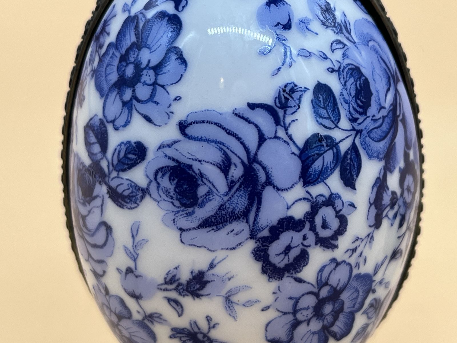 Boîte en porcelaine de Limoges en forme d'œuf avec flacon de parfum en verre intégré. photo vinterior