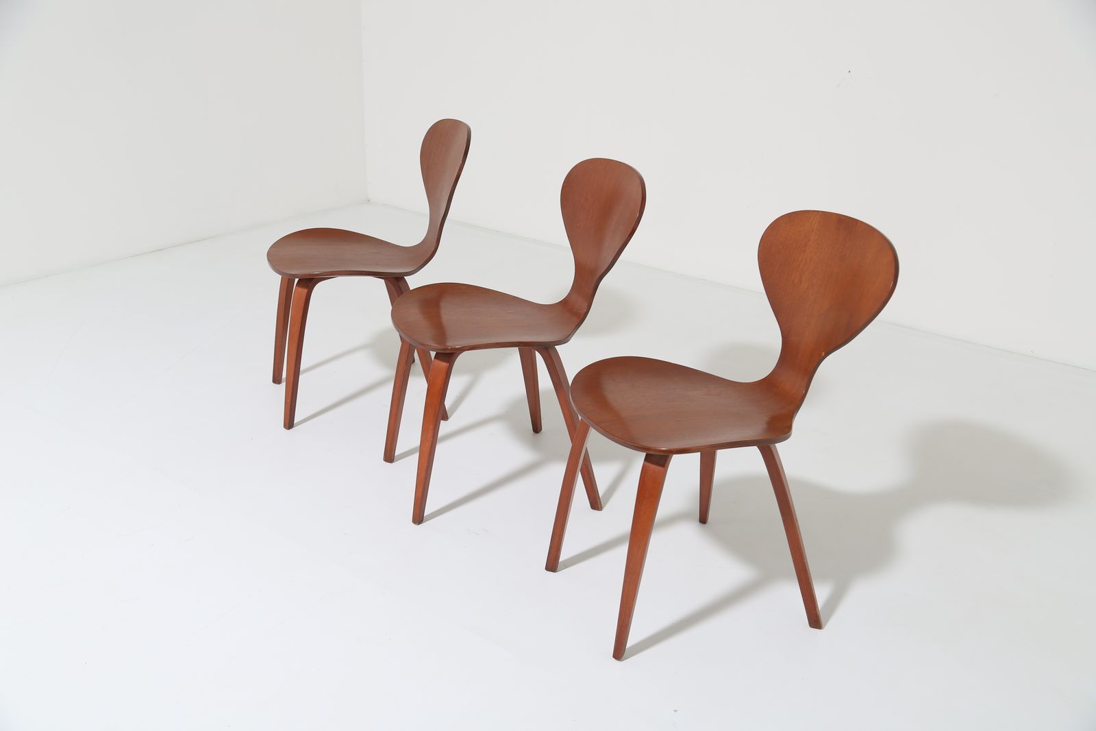 photo vintage Mid-Century Modern walnootfineer zijstoel toegeschreven aan Norman Cherner voor Plycraft, jaren 1960