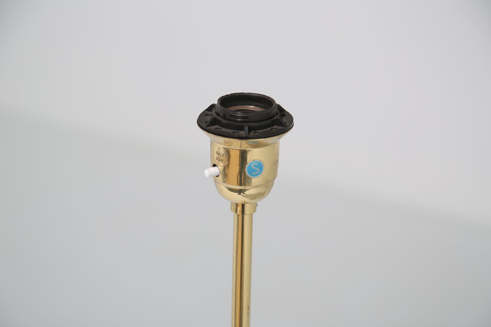 photo furniture Vintage Zweedse messing vloerlamp model G 9 met roze kap van Ewå Värnamo Armaturfabrik, jaren 1960.