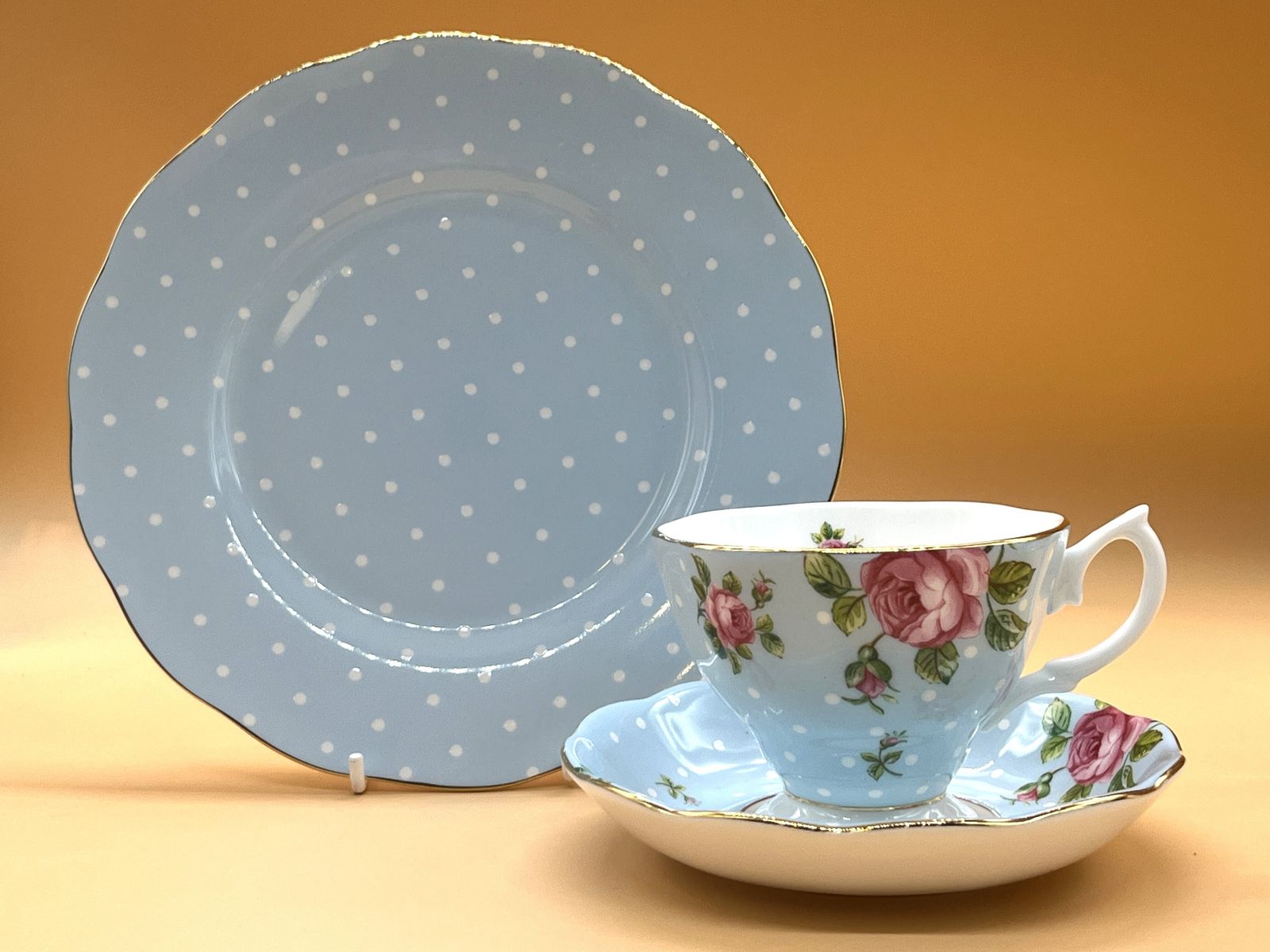 Royal Albert China Polka Blue Rose theekopje, schotel en gebaksbord. In doos. photo Woonaccessoires