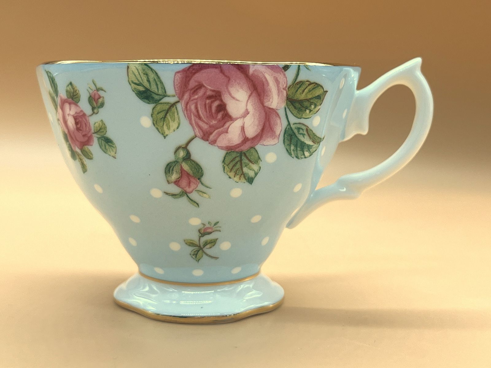 photo furniture Royal Albert China Polka Blue Rose theekopje, schotel en gebaksbord. In doos.