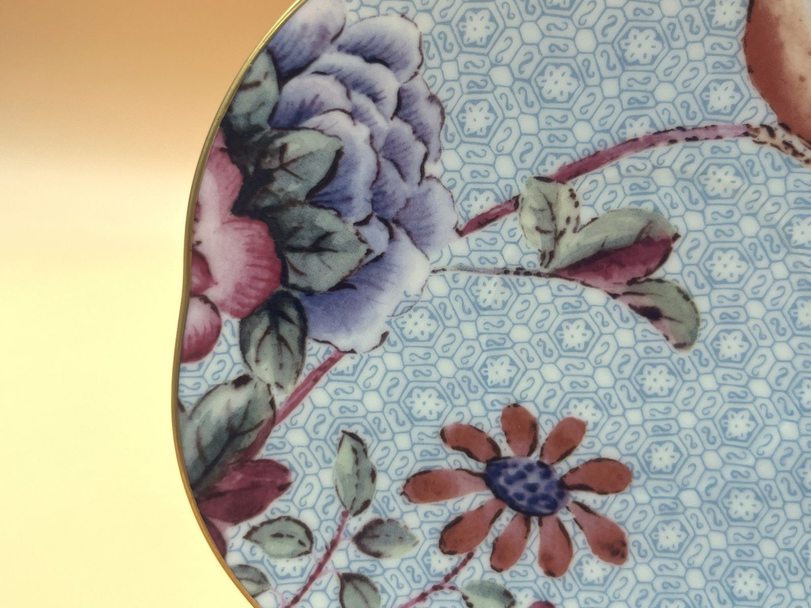 Wedgwood China Cuckoo Blue Design theekop op voet met schotel. photo Woonaccessoires