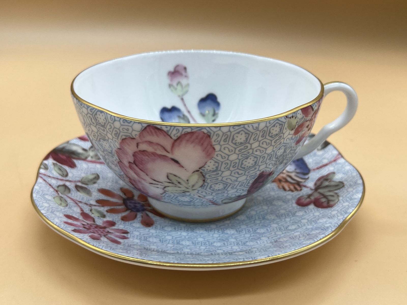 photo furniture Wedgwood China Cuckoo Blue Design theekop op voet met schotel.