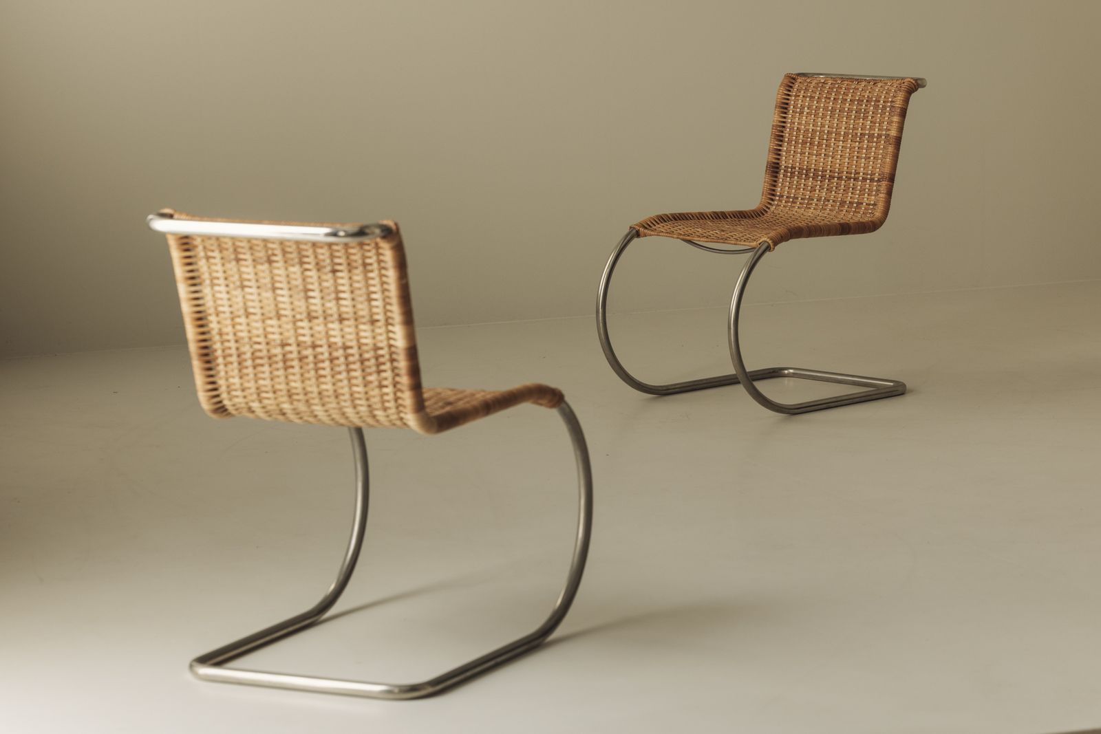 photo buy Set B42 Cantilever Dining Chairs by Ludwig Mies Van Der Rohe voor Tecta, jaren 1970