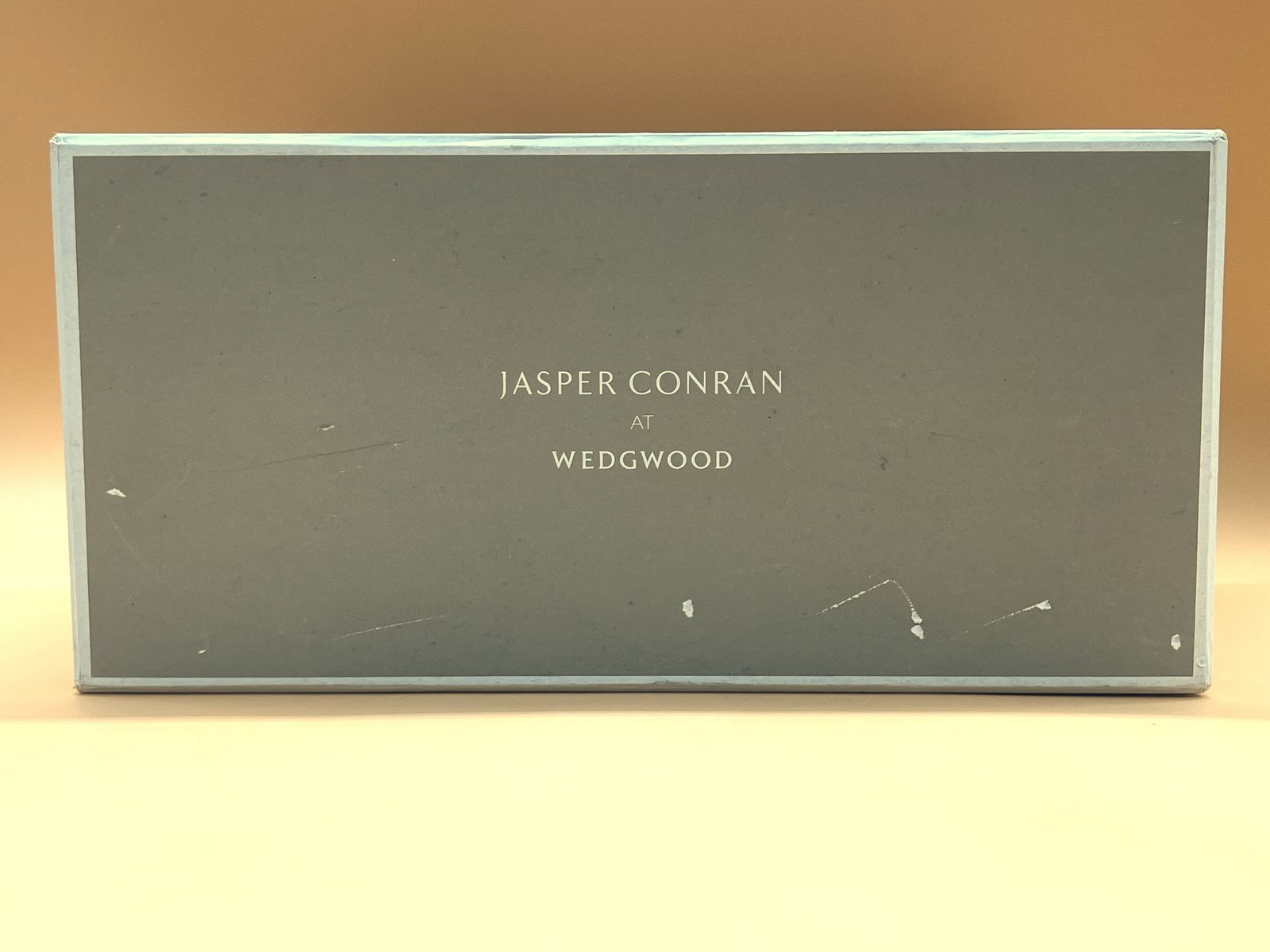 Jasper Conran voor Wedgwood China Floral Design roomkannetje en suikerpot met deksel. In doos. photo furniture