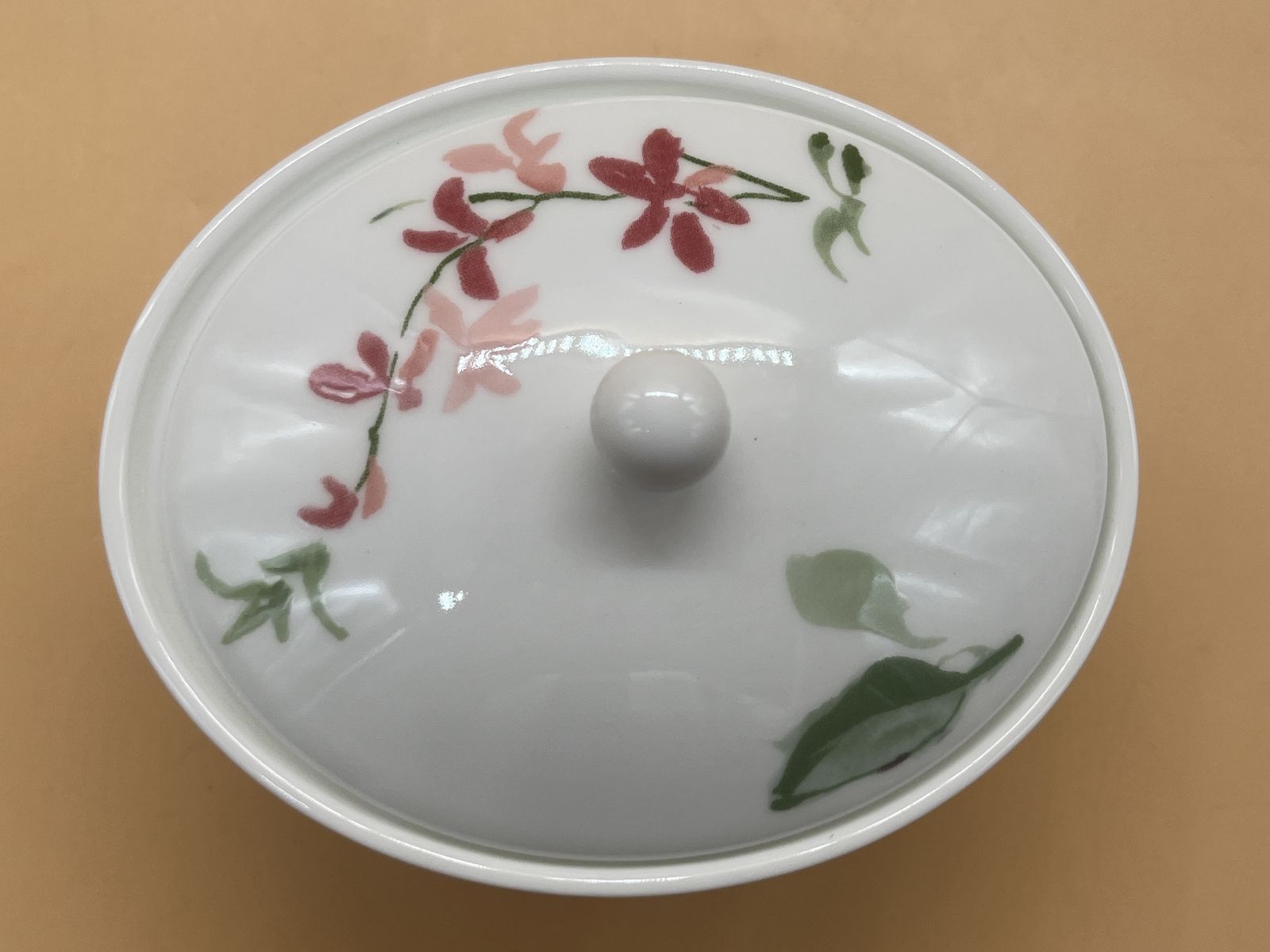 photo vinterior Jasper Conran voor Wedgwood China Floral Design roomkannetje en suikerpot met deksel. In doos.