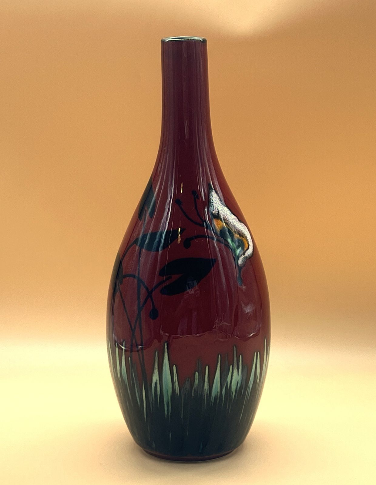 Poole Pottery vase met vlindermotief, ontwerp van Andrew Tanner, groot model met smalle hals in rode glazuur. 11".