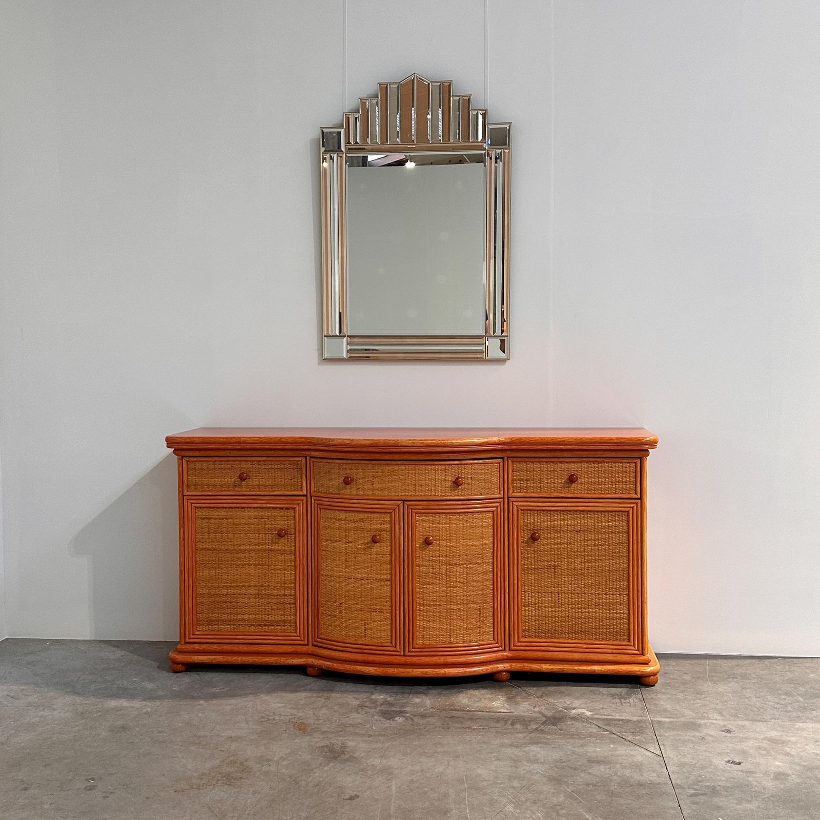Vintage rotan en houten dressoir met oranje tint en gebogen front, jaren 1980 photo furniture