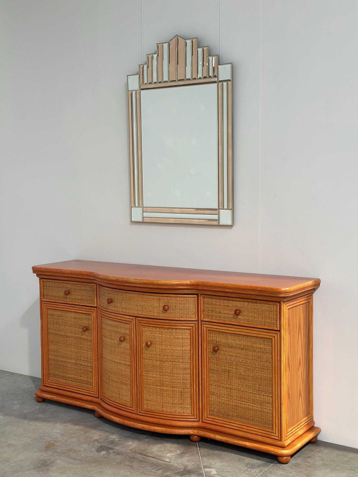 photo furniture Vintage rotan en houten dressoir met oranje tint en gebogen front, jaren 1980