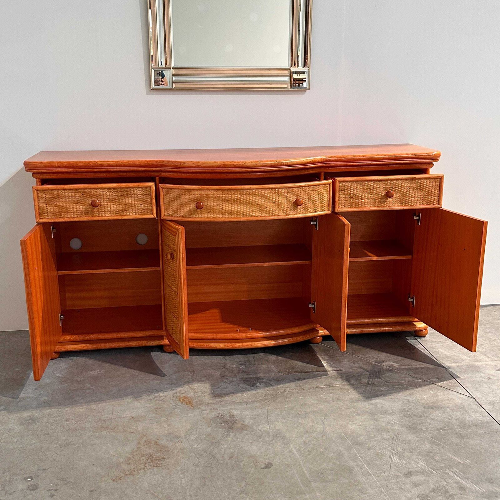 photo buy Vintage rotan en houten dressoir met oranje tint en gebogen front, jaren 1980