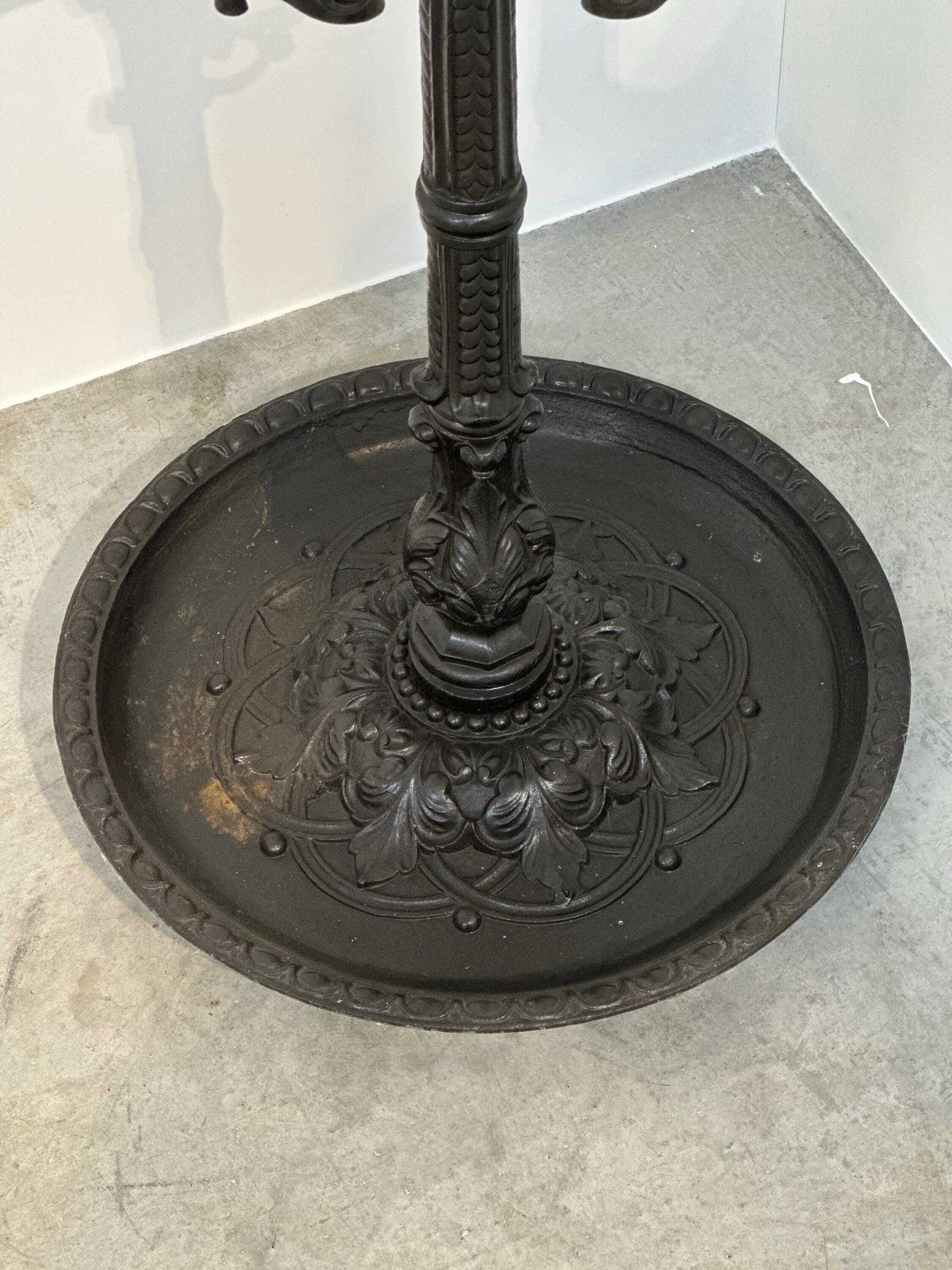 photo furniture Large Ornate Cast Iron Hall Tree Coat Stand With 12 Hooks