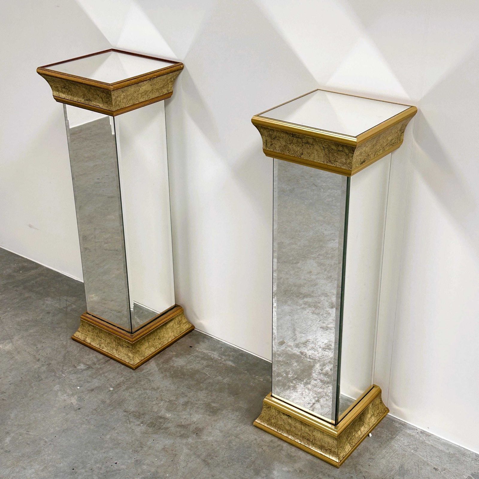 photo furniture Paar Deknudt gespiegelde sokkels / plinten met vergulde afwerking, België, jaren 1980
