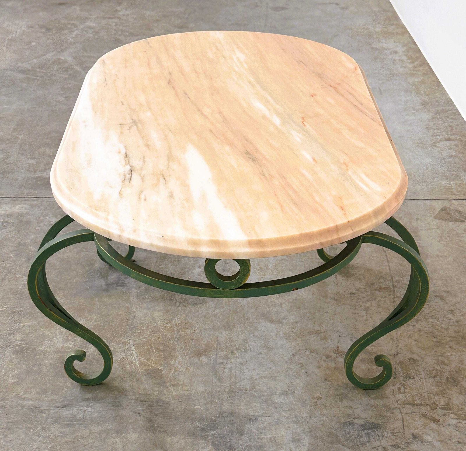 photo furniture Vintage roze marmeren salontafel met groen smeedijzeren onderstel, jaren 1970