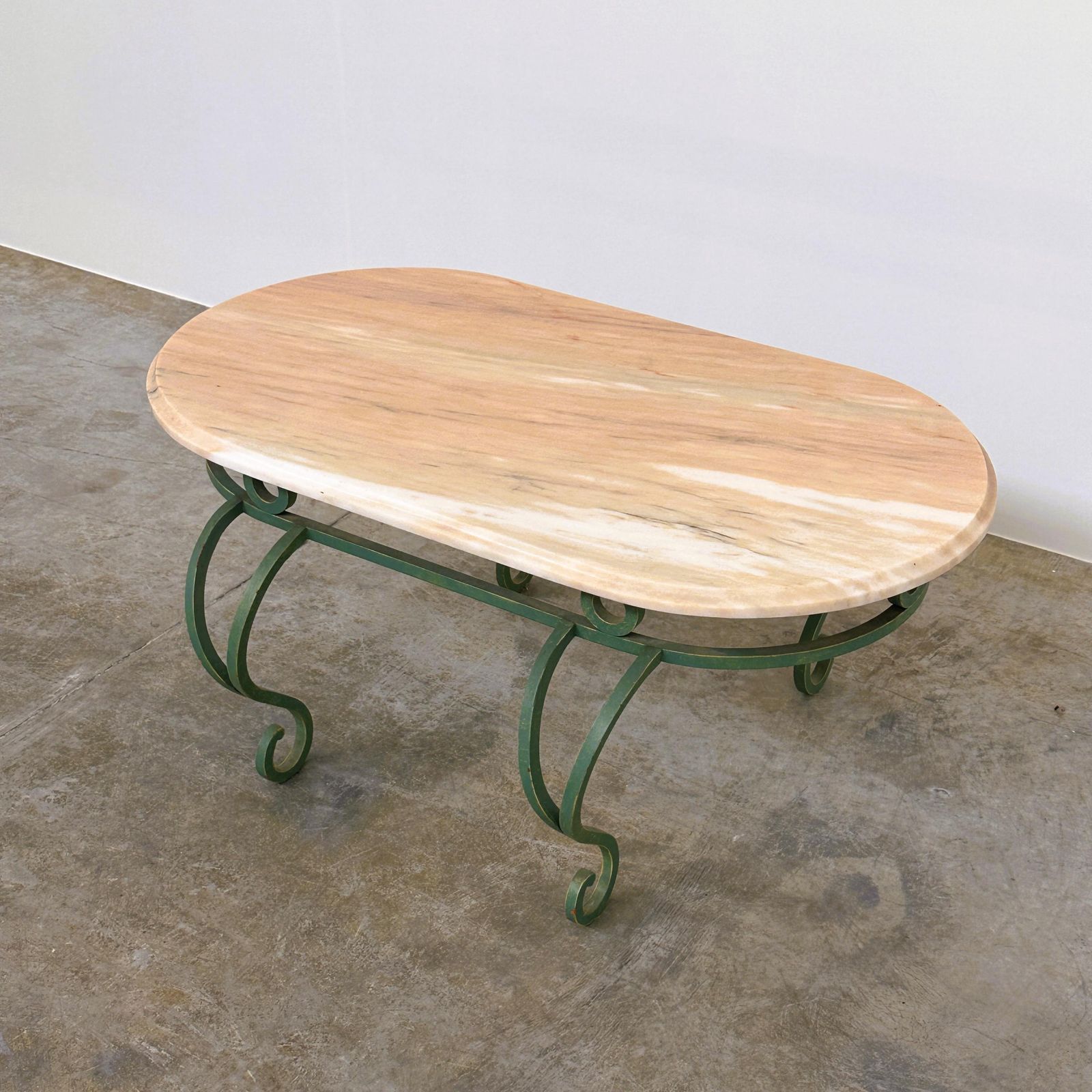 photo for sale Vintage roze marmeren salontafel met groen smeedijzeren onderstel, jaren 1970