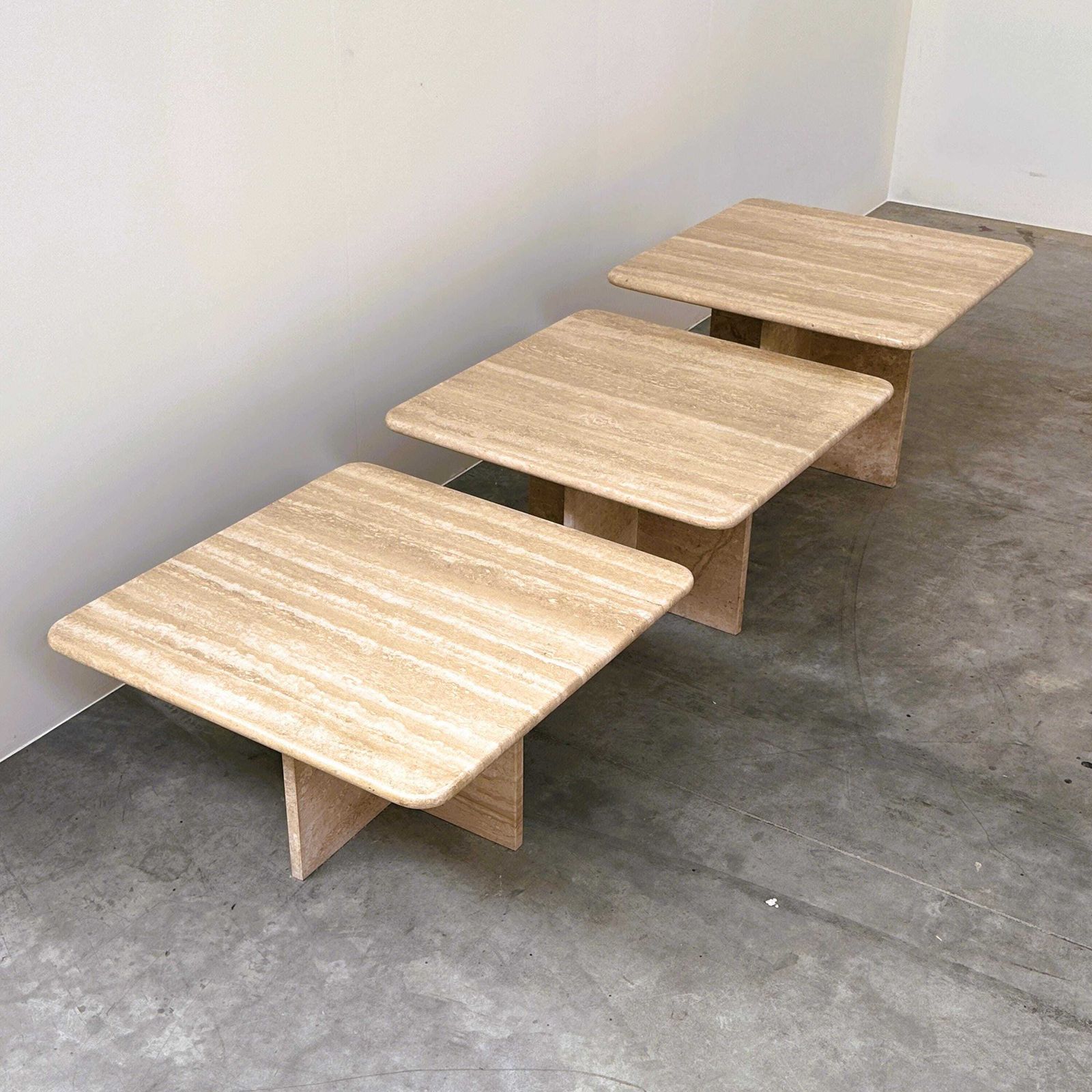 photo furniture Set van drie Italiaanse travertijnen bijzettafels, 1970s-1980s