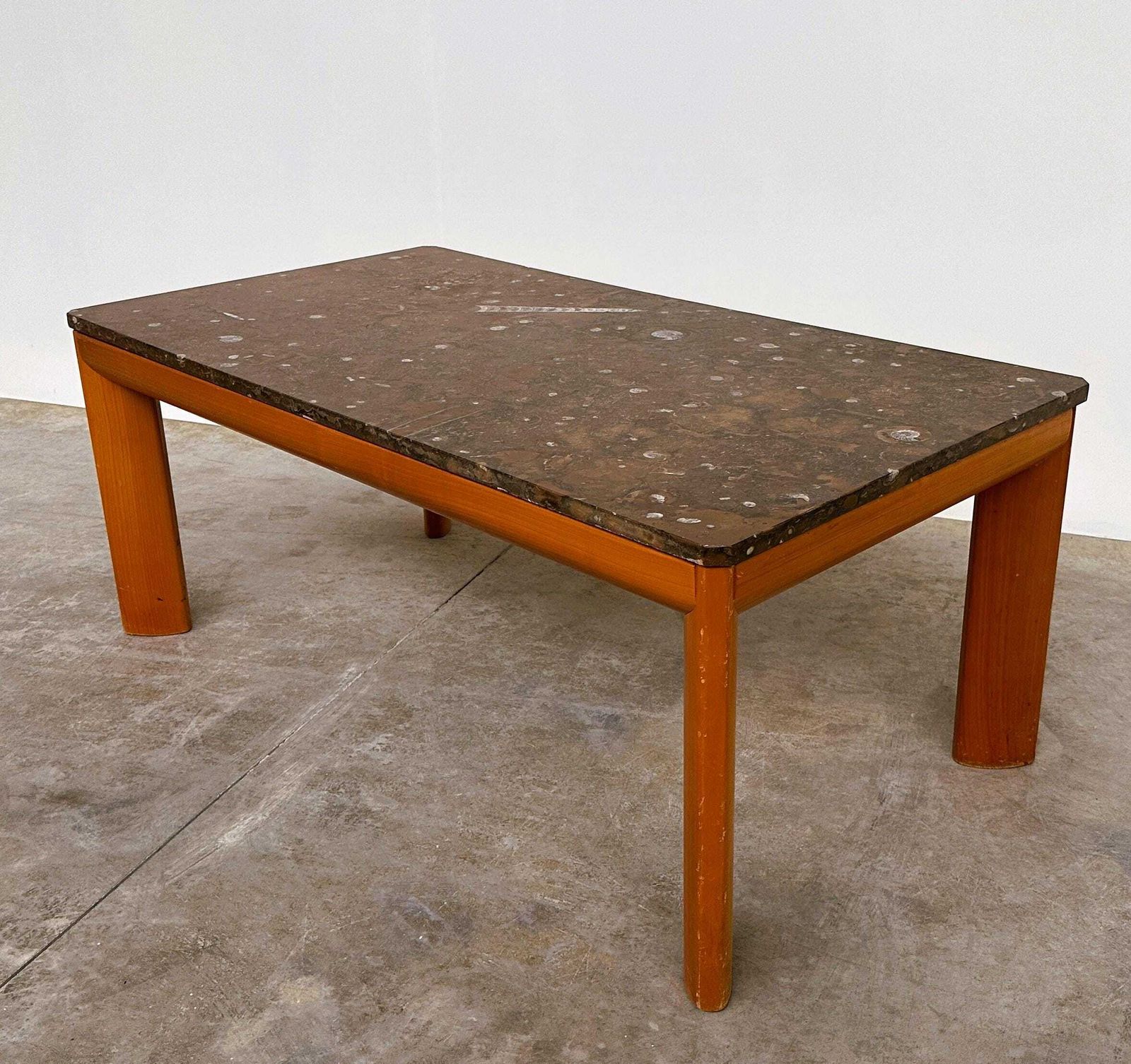 Modernistische salontafel ca. jaren 1970, fossielhoudend marmer met houten onderstel photo vinterior