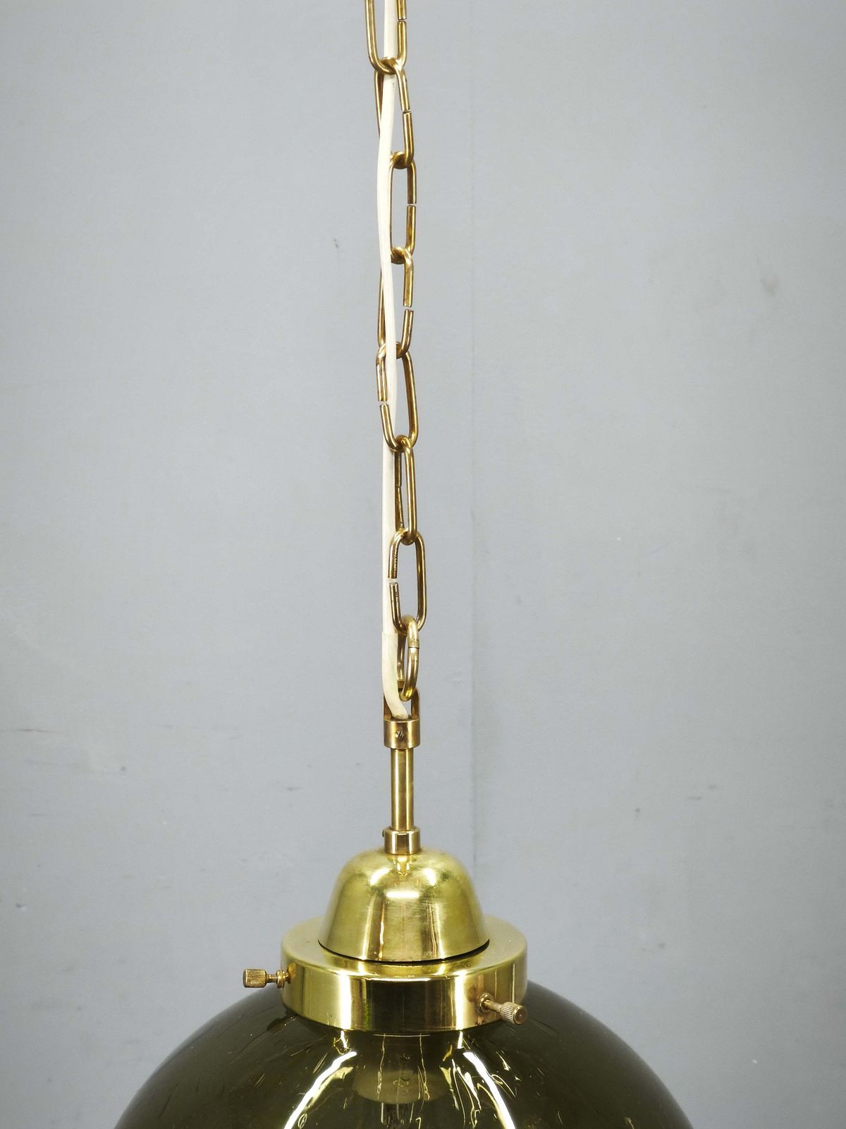 Tsjechische hanglamp met gerookt glazen bol en messing, jaren 1970 photo vintage