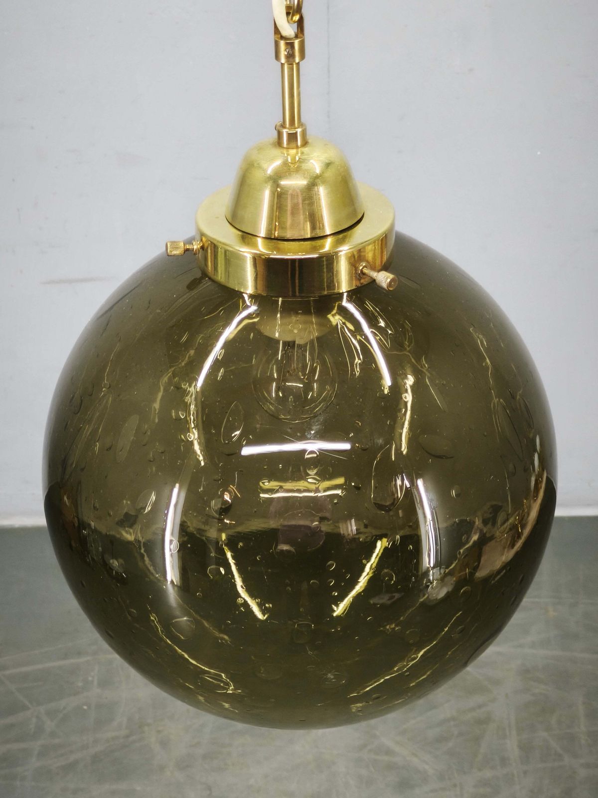 photo furniture Tsjechische hanglamp met gerookt glazen bol en messing, jaren 1970