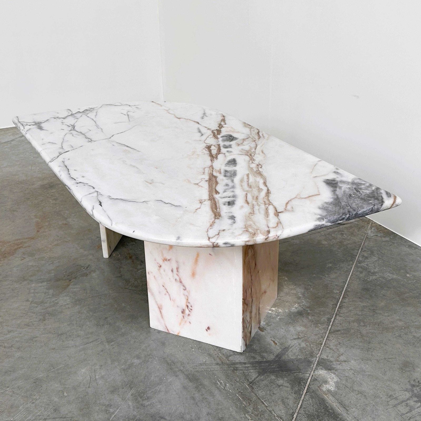 Grote Italiaanse postmoderne marmeren salontafel, sculpturaal vintage stenen tafel, jaren 1980 photo vinterior