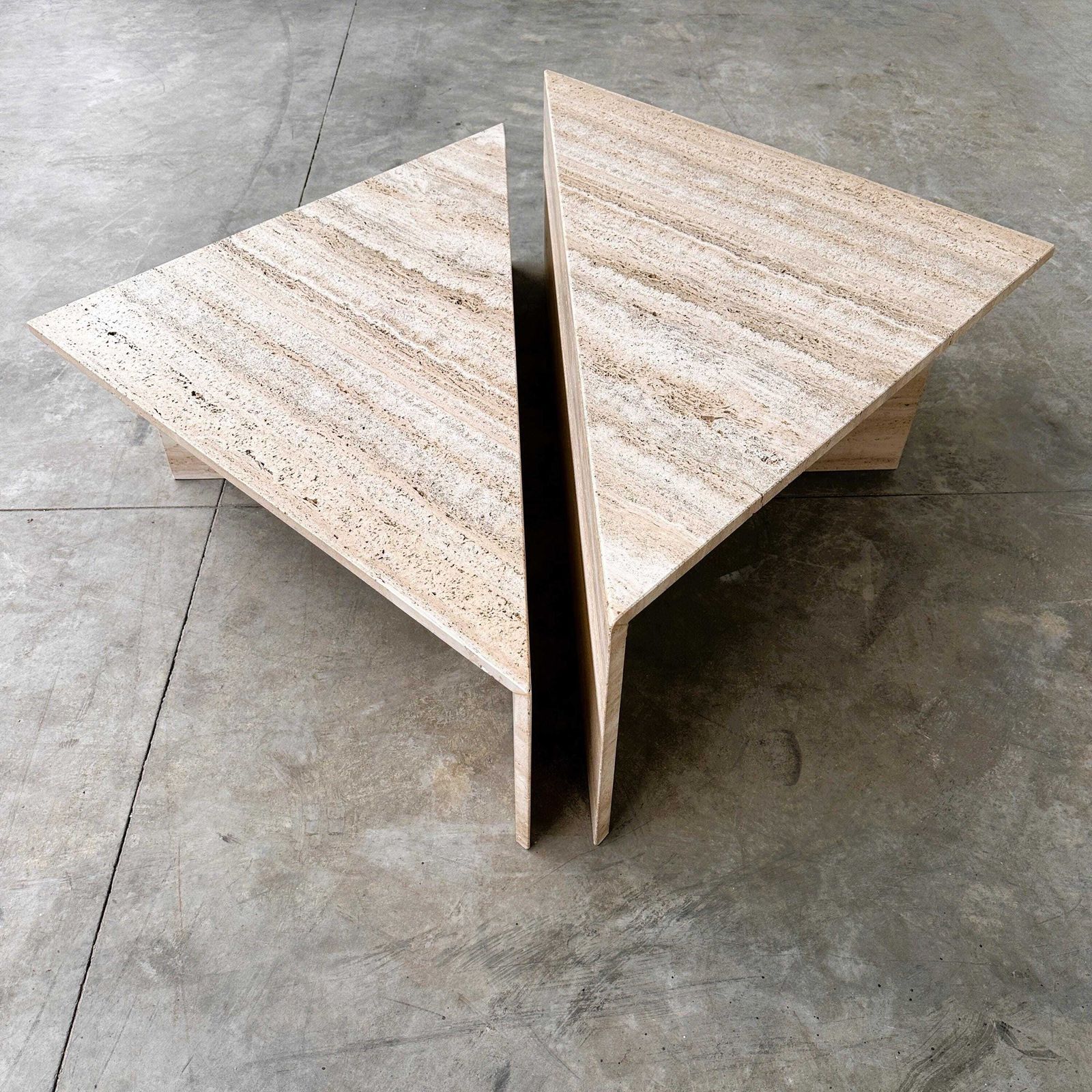 photo for sale Up & Up grote Italiaanse Brutalist travertijn salontafel, tweedelig geometrisch modulair, Made In Italy, jaren 1970