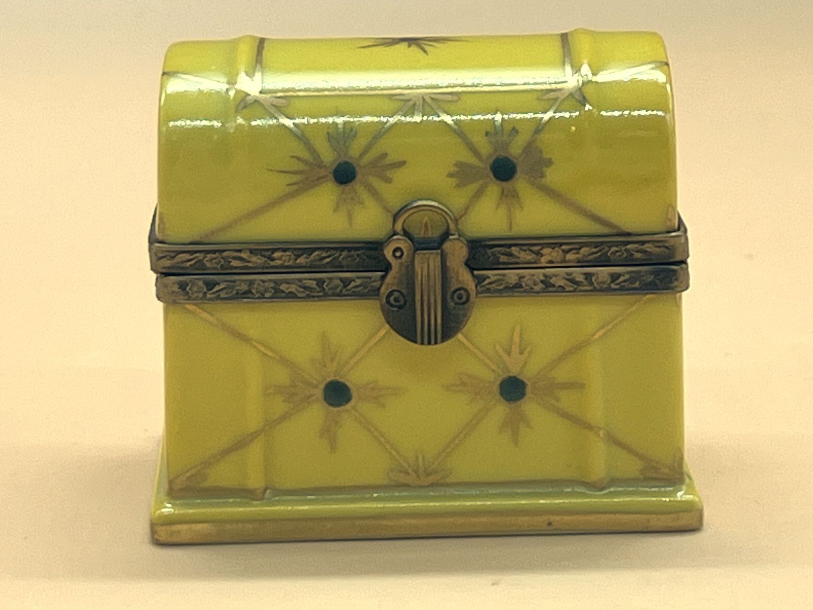 Limoges Porcelain France gele kistjesvorm snuisterdoosje met 3 glazen parfumflesjes. photo furniture