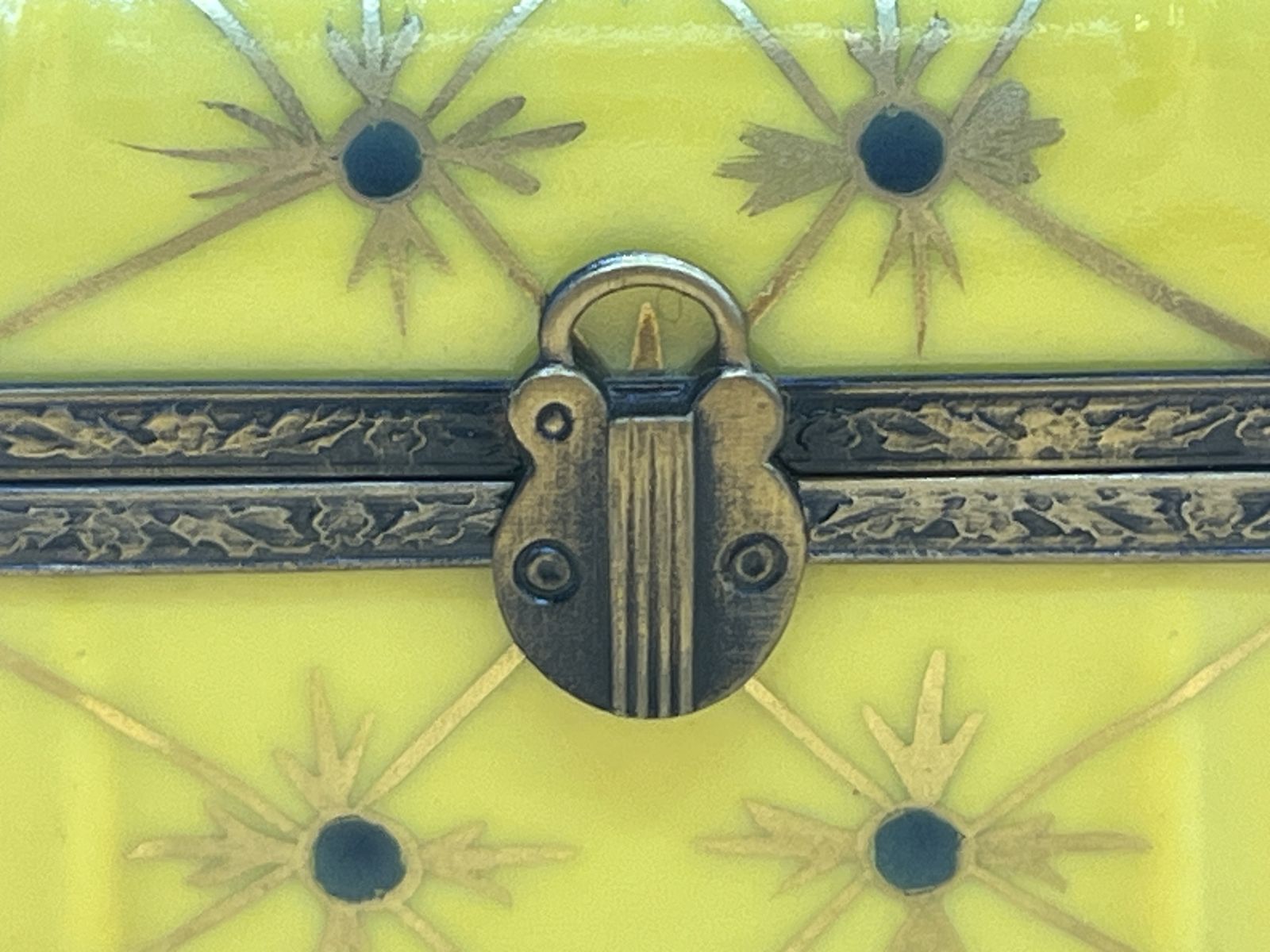 Limoges Porcelain France gele kistjesvorm snuisterdoosje met 3 glazen parfumflesjes. photo vinterior
