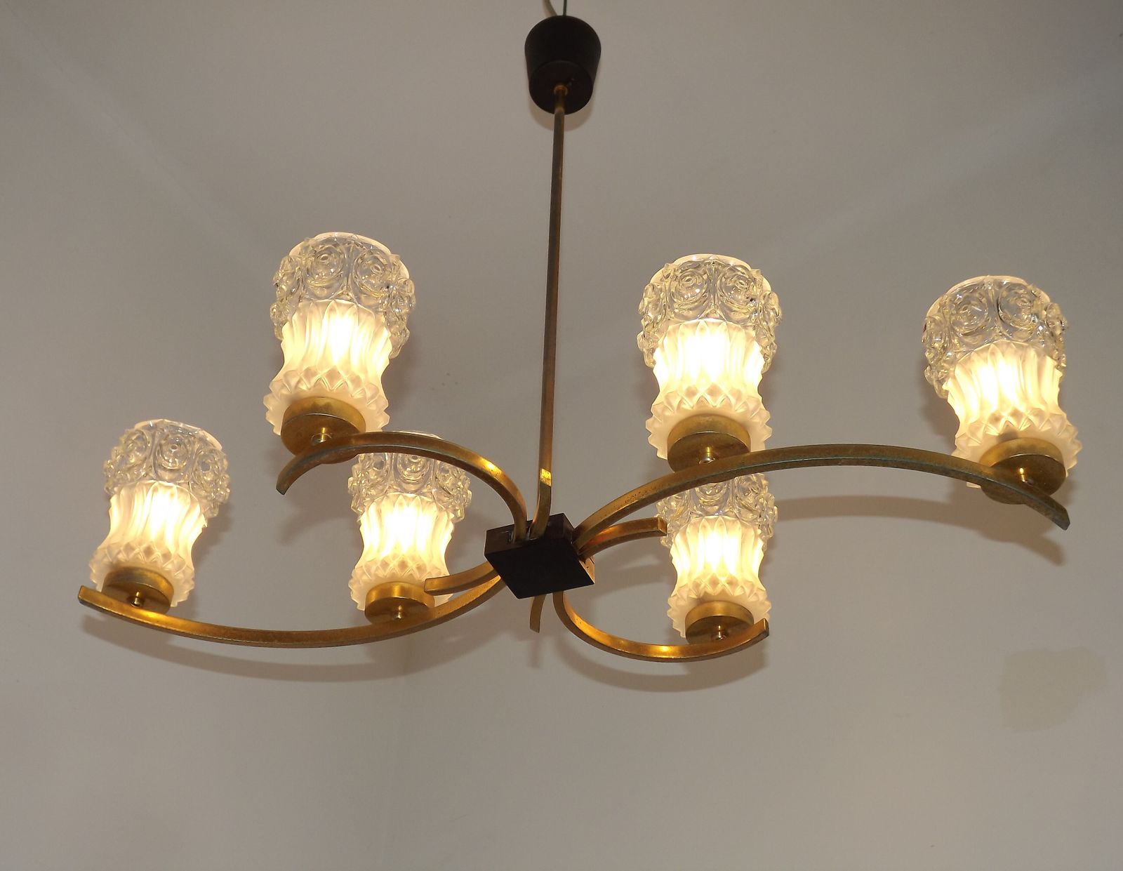 Franse Retro Mid-Century Zwart-Gouden Hanglamp met 6 Armen en Glazen Kappen