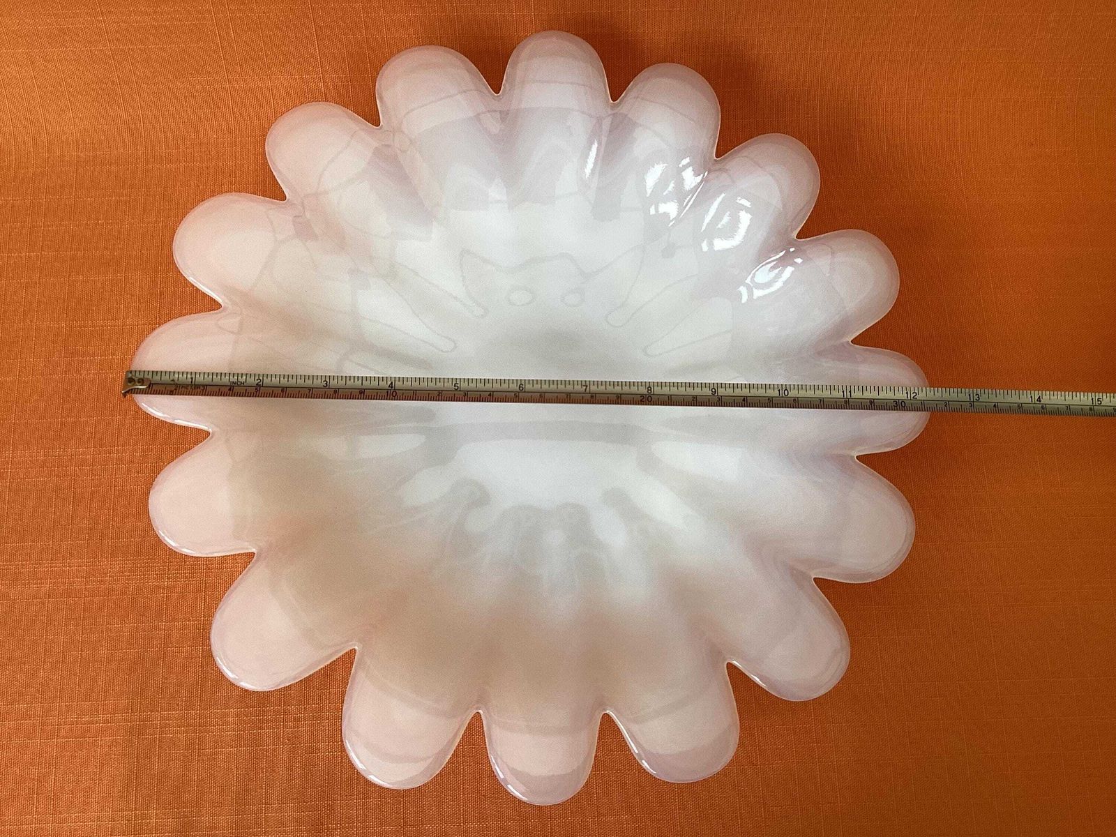 photo for sale Dartington Daisy 12" Platter/Fruit Bowl in zeldzaam ondoorzichtig wit glas, Frank Thrower Design