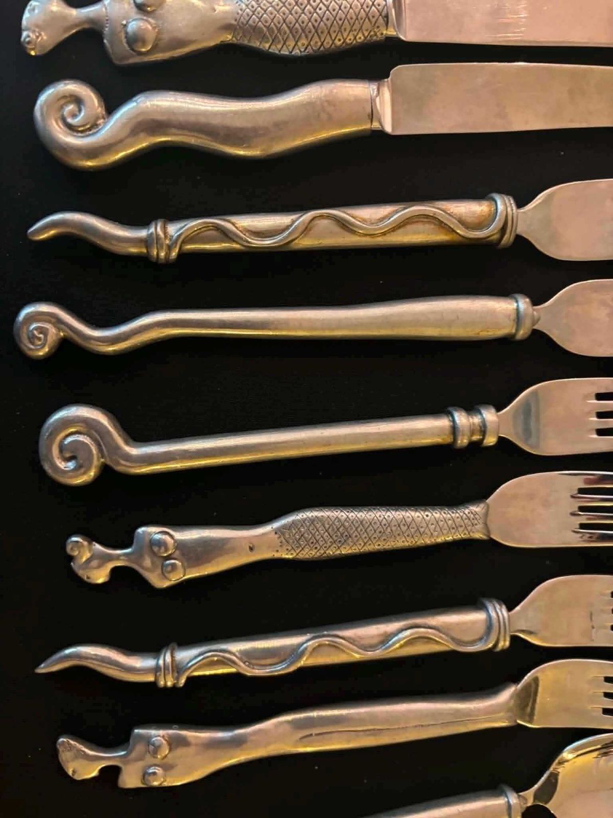 photo for sale Carrol Boyes Zeldzame 18-delige Bestekset uit 1989, Vroeg Pewter Functional Art Flatware, Zuid-Afrikaans Brutalistisch Sculpturaal Tafelgerei