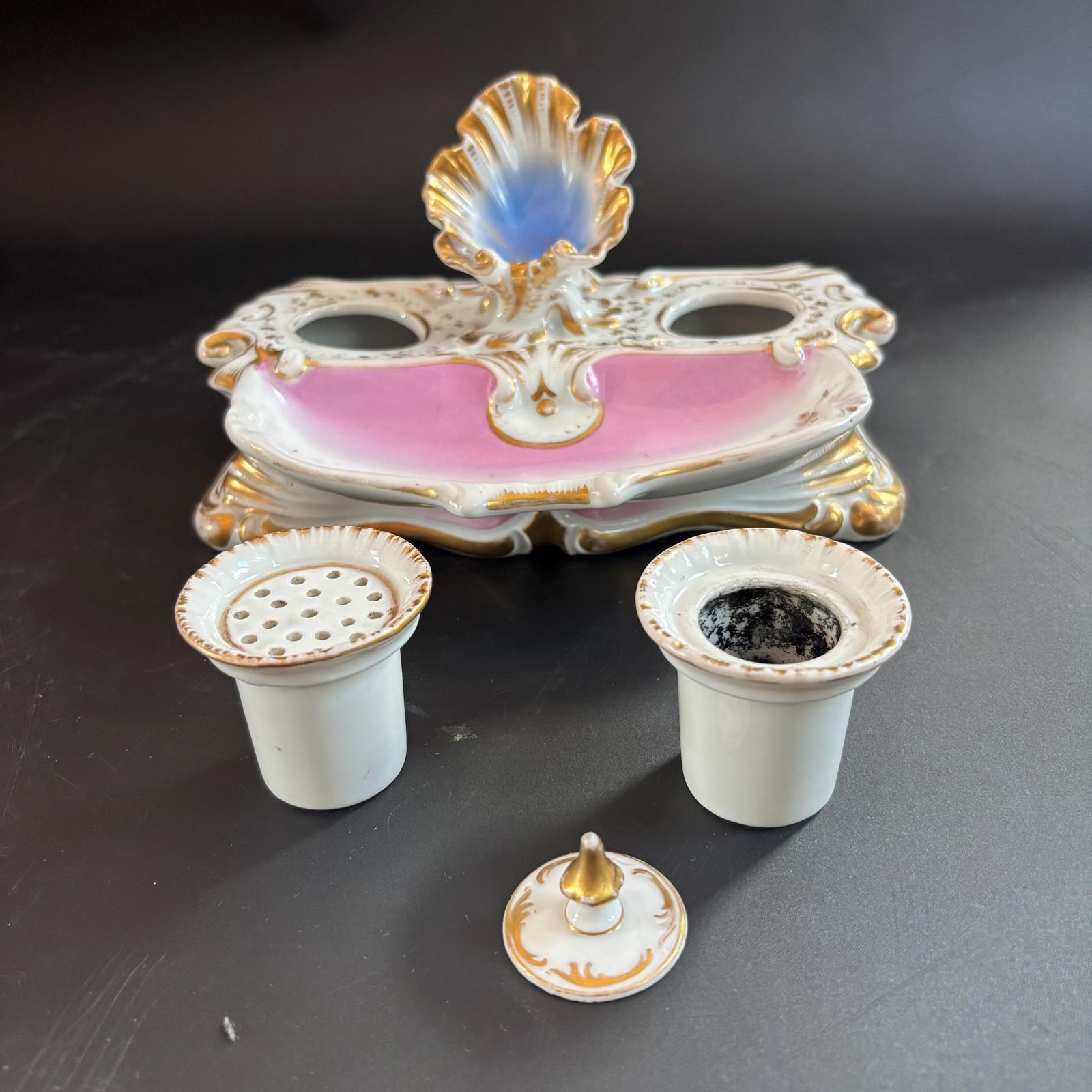 photo furniture Compendium de bureau d'époque en porcelaine, style Rococo, XIXe siècle - porte-montre, encrier, rose et doré, vers 1880